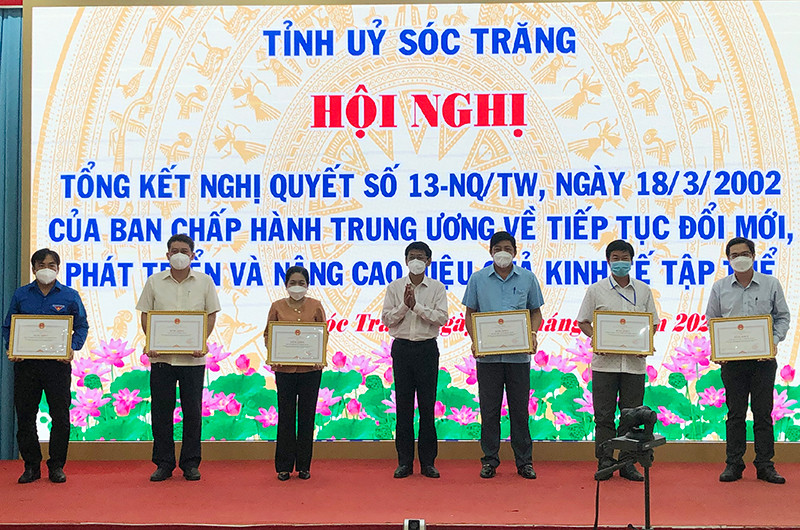 Khen thưởng các tập thể, cá nhân của tỉnh Sóc Trăng thực hiện xuất sắc Nghị quyết 13 NQ/TW (Khóa IX).