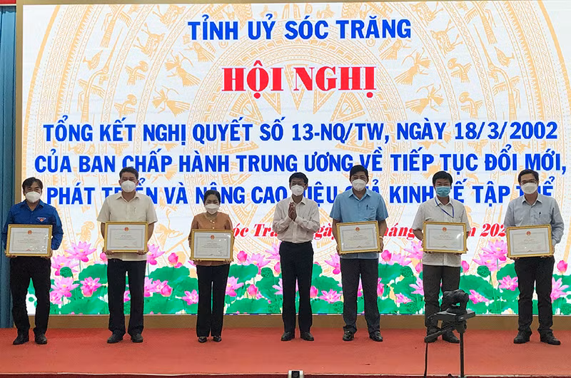 Khen thưởng các tập thể, cá nhân của tỉnh Sóc Trăng thực hiện xuất sắc Nghị quyết 13 NQ/TW (Khóa IX).