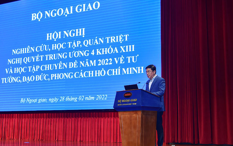 Thứ trưởng Ngoại giao Phạm Quang Hiệu phát biểu khai mạc Hội nghị "Nghiên cứu, học tập, quán triệt Nghị quyết Hội nghị Trung ương 4 khóa XIII và học tập Chuyên đề năm 2022 về tư tưởng, đạo đức, phong cách Hồ Chí Minh năm 2022". (Ảnh: Báo Thế giới và Việt Nam)