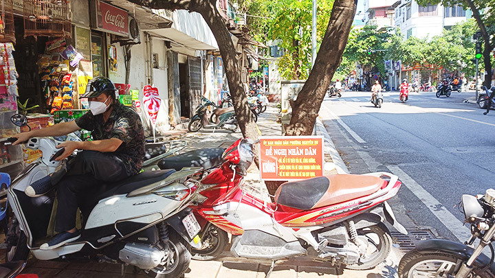 Vỉa hè thường xuyên bị chiếm dụng nên cần có sự phân cấp quản lý rõ ràng.