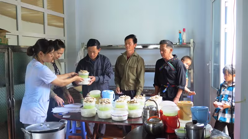 Chính sách hỗ trợ y tế giúp cho người bệnh và người nhà bệnh nhân bớt khó khăn.