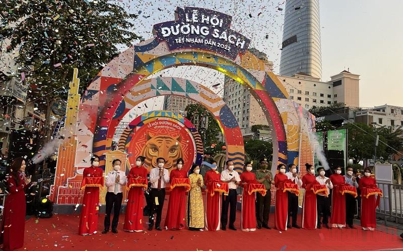 Nghi thức cắt băng khai mạc Lễ hội Đường sách Tết Nhâm Dần 2022.