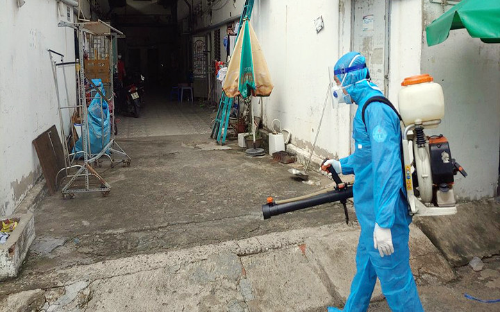 Phun hóa chất khử khuẩn khu nhà trọ trên địa bàn TP Thủ Đức, TP Hồ Chí Minh.