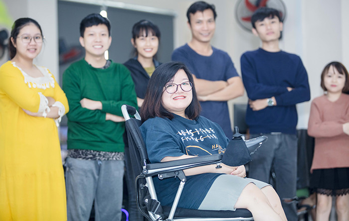 Bạn Vũ Thị Quyên, một cô gái Hà Nội, vượt qua rào cản của căn bệnh xương thủy tinh và chạm tới ước mơ về một cuộc sống tươi đẹp (Ảnh minh họa) (NguồnUNFPA Việt Nam/Nguyễn Minh Đức).