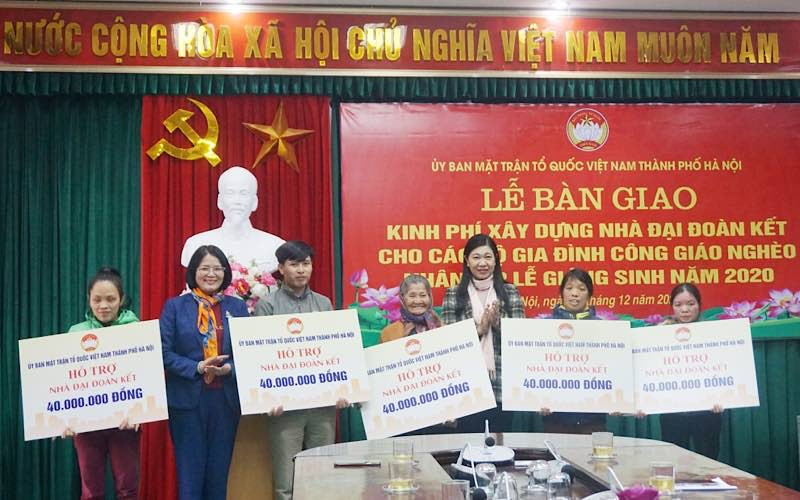 Năm gia đình nhận kinh phí hỗ trợ xây dựng nhà Đại đoàn kết từ lãnh đạo Ủy ban Mặt trận Tổ quốc thành phố Hà Nội.
