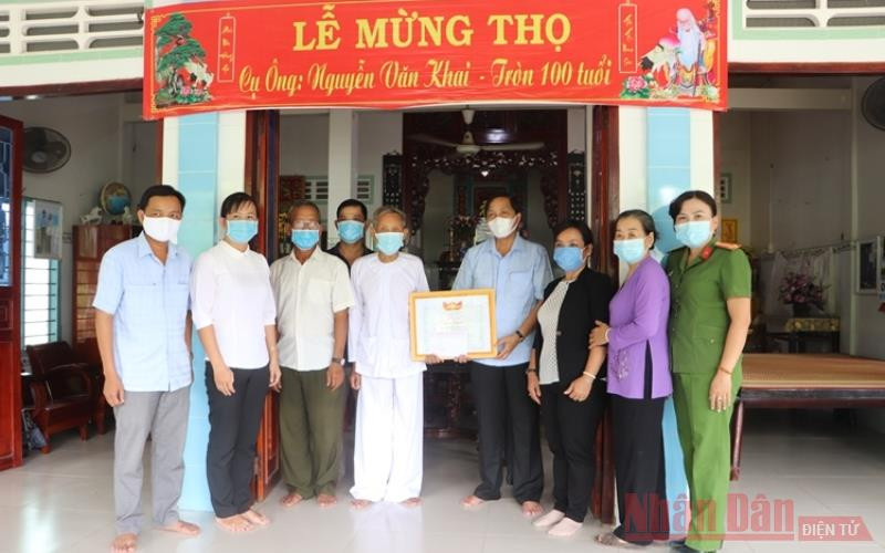 Chủ tịch Ủy ban MTTQ Việt Nam tỉnh Đồng Tháp Lê Thành Công tặng Bằng khen của Ủy ban MTTQ Việt Nam tỉnh cho cụ Nguyễn Văn Khai.