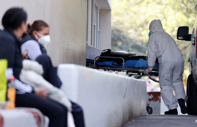 Nhân viên y tế Mexico đưa bệnh nhân nghi mắc Covid-19 nhập viện. (Ảnh: Reuters)