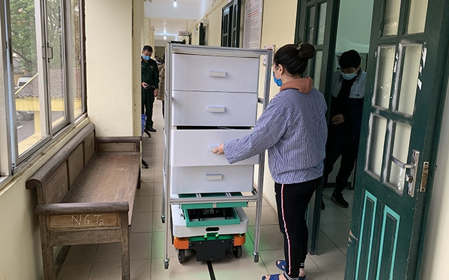 Rô-bốt chạy thử phát thuốc cho người bệnh tại Bệnh viện Bắc Thăng Long.
