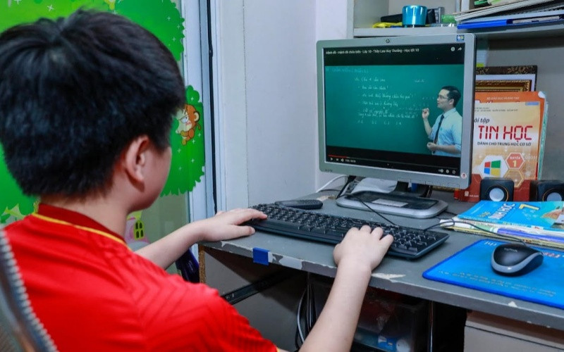 Học sinh học trực tuyến tại nhà trong thời gian giãn cách xã hội do dịch Covid-19. (Ảnh: Đăng Anh)