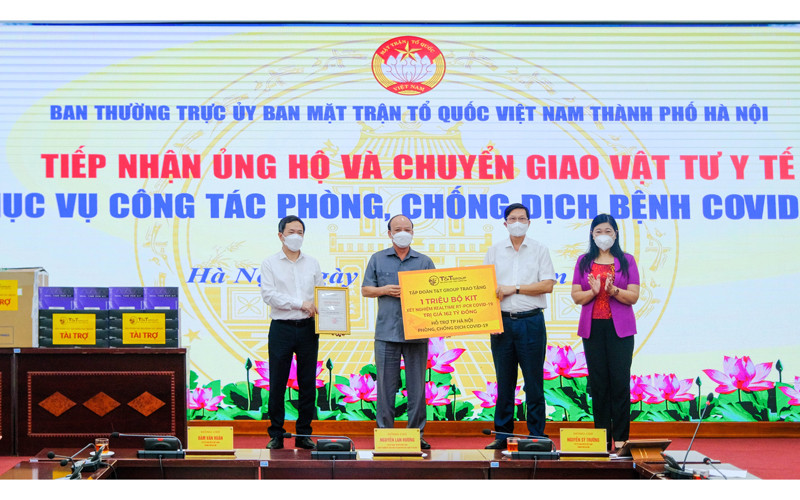 Đại diện Tập đoàn T&T Group trao tặng 1 triệu bộ kit xét nghiệm PCR cho đại diện Sở Y tế thành phố Hà Nội và UB MTTQ Việt Nam thành phố Hà Nội.