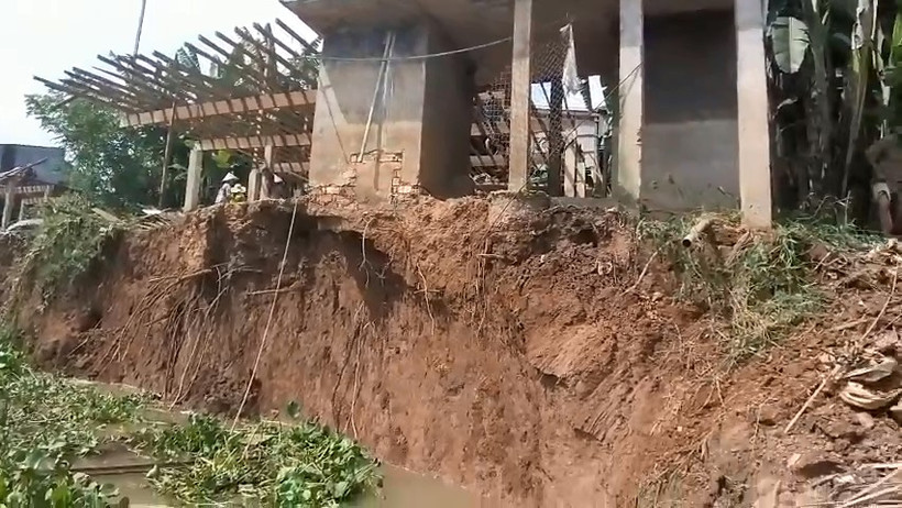 Di dời cấp tốc sáu hộ dân trong vùng sạt lở