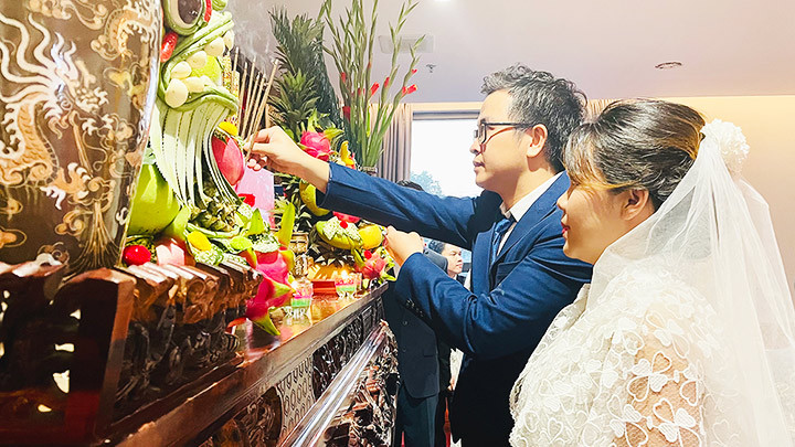 Bác sĩ Nguyễn Cảnh Chung cùng vợ trong ngày trọng đại của cuộc đời.