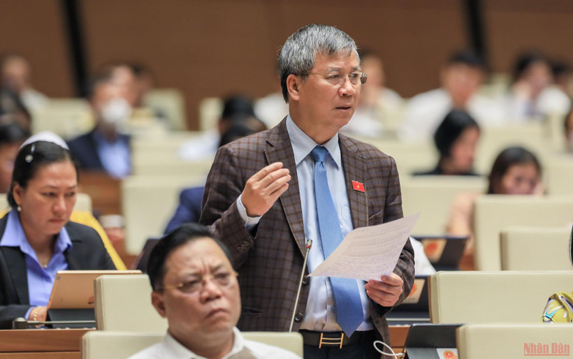 Đại biểu Nguyễn Anh Trí (Hà Nội) phát biểu thảo luận về việc cần giám sát tối cao đổi mới chương trình, sách giáo khoa giáo dục phổ thông tại hội trường. (Ảnh: DUY LINH)