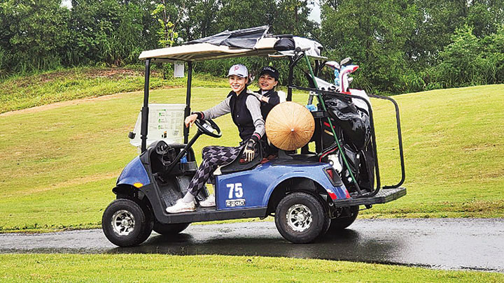 Người chơi tại sân golf Hilltop (Hòa Bình).