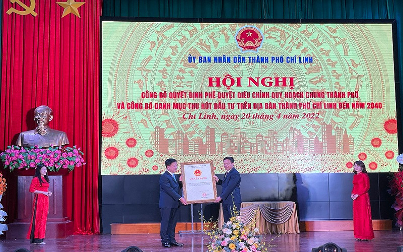 Chủ tịch UBND tỉnh Hải Dương Triệu Thế Hùng trao Quyết định phê duyệt điều chỉnh quy hoạch chung thành phố Chí Linh đến năm 2040.