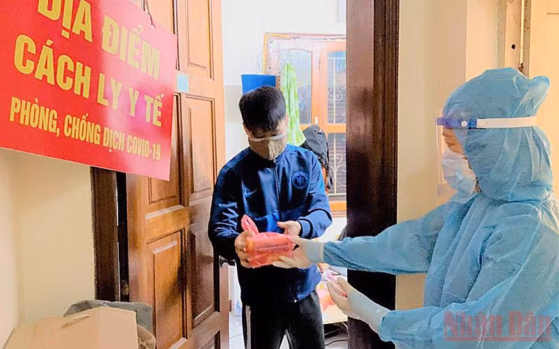 Đoàn viên, thanh niên tình nguyện hỗ trợ người bệnh F0 chữa trị tại nhà.