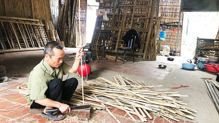 Một nghệ nhân của làng Thu Thủy vẫn miệt mài giữ nghề.