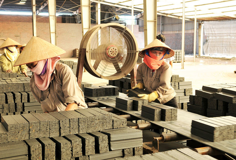 Công nhân làm việc tại nhà máy sản xuất vật liệu xây dựng tại xã Lão Hộ, huyện Yên Dũng (Bắc Giang). (Ảnh: NGUYỄN ĐĂNG KHOA)