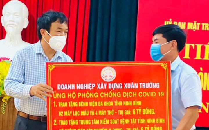Đại diện doanh nghiệp Xuân Trường trao tặng máy thở và máy lọc máu.