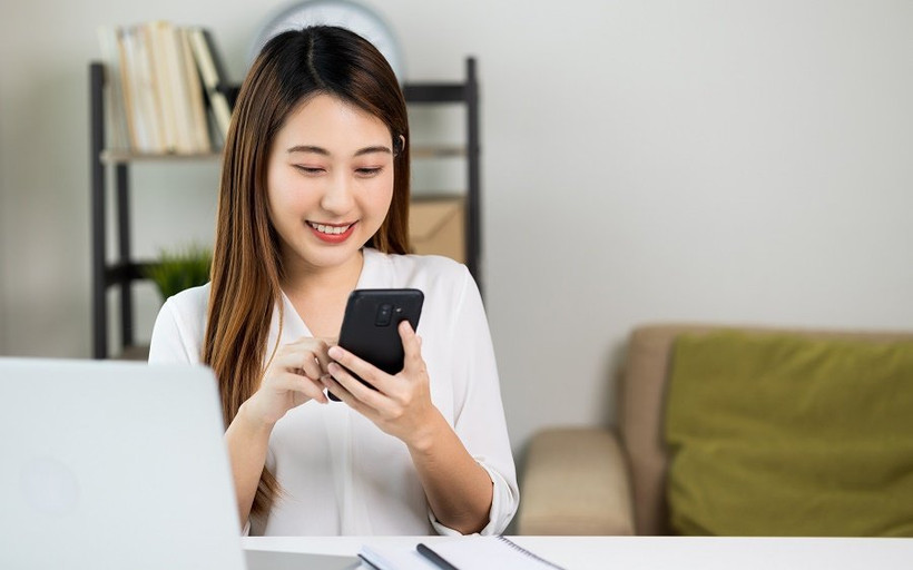 Khách hàng lựa chọn giao dịch ngân hàng trên các nền tảng số mà không cần đến nơi giao dịch để bảo đảm hạn chế tiếp xúc trong dịch Covid-19.