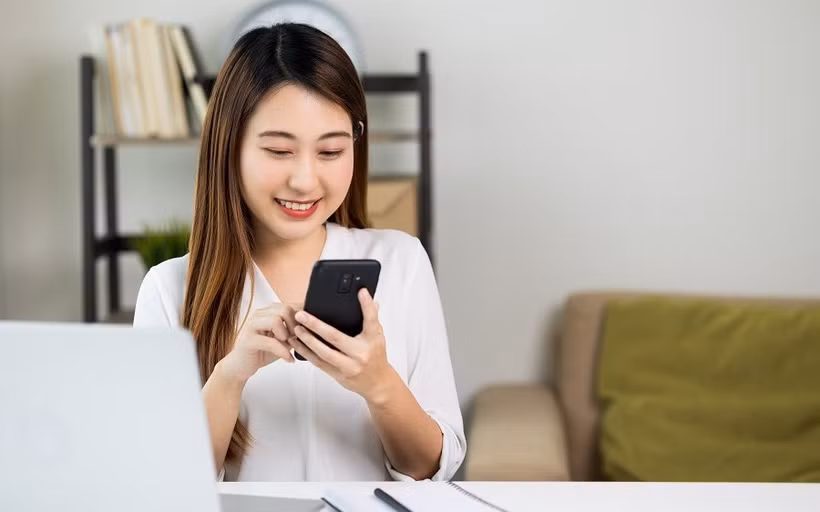 Khách hàng lựa chọn giao dịch ngân hàng trên các nền tảng số mà không cần đến nơi giao dịch để bảo đảm hạn chế tiếp xúc trong dịch Covid-19.