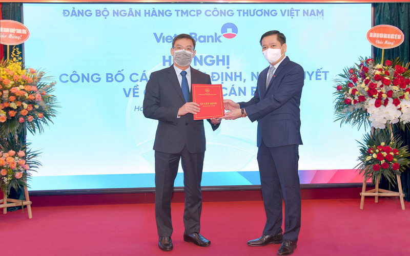 Ủy viên Dự khuyết Trung ương Đảng Nguyễn Long Hải trao quyết định và tặng hoa chúc mừng đồng chí Trần Minh Bình.
