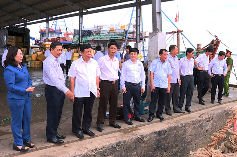 Đoàn công tác Bộ KH-ĐT khảo sát cảng cá Trần Đề (Sóc Trăng).