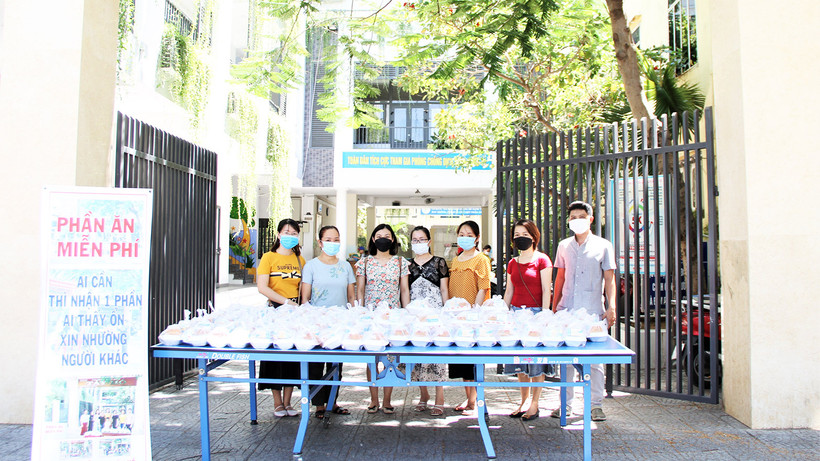 Tập thể thầy, cô giáo Trường tiểu học Tây Hồ.