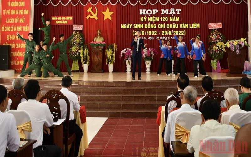 Biểu diễn văn nghệ ca ngợi nhà cách mạng Châu Văn Liêm tại buổi họp mặt.