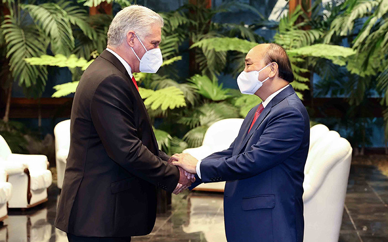 Bí thư thứ nhất Ban Chấp hành Trung ương Đảng Cộng sản Cuba, Chủ tịch nước Cộng hòa Cuba Miguel Díaz-Canel đón Chủ tịch nước Nguyễn Xuân Phúc. (Ảnh: Thống Nhất/TTXVN)