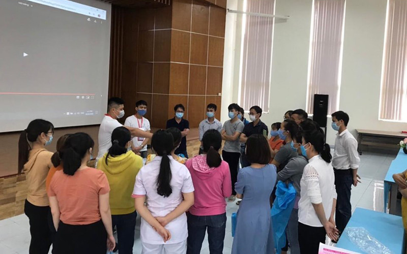 Các cán bộ y tế được tập huấn trước khi vào chi viện cho các tỉnh Thừa Thiên Huế và Quảng Nam.