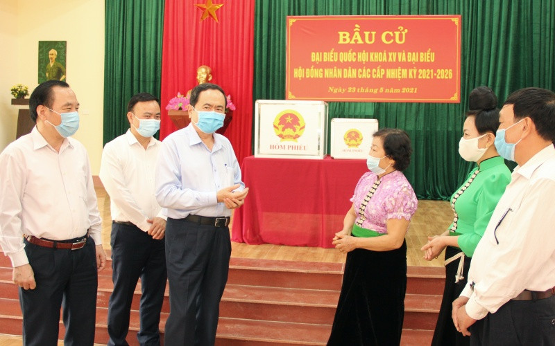 Đồng chí Trần Thanh Mẫn và Đoàn công tác kiểm tra công tác bầu cử tại hai tổ bầu cử ở thành phố Sơn La.