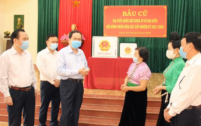 Đồng chí Trần Thanh Mẫn và Đoàn công tác kiểm tra công tác bầu cử tại hai tổ bầu cử ở thành phố Sơn La.