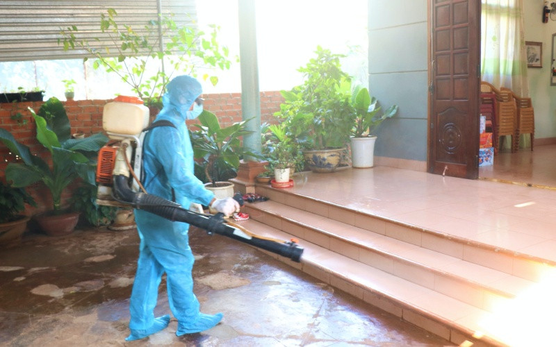 Các ngành chức năng huyện Cư M’gar xử lý môi trường phòng, chống dịch Covid-19 trên địa bàn.