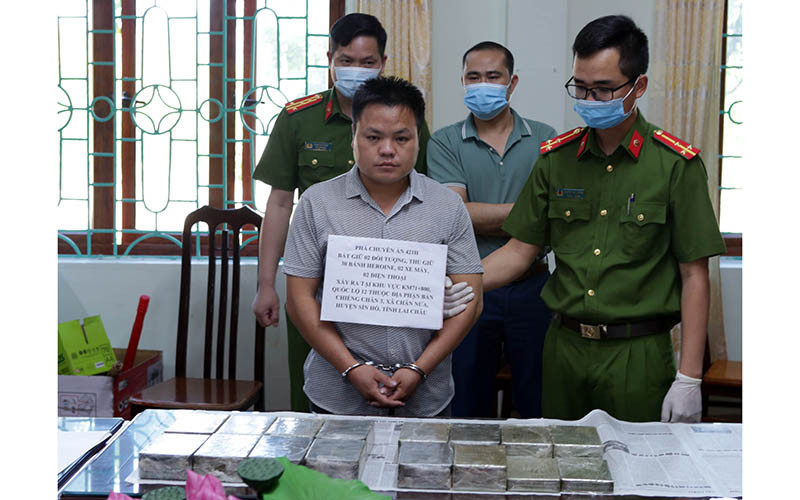 Một trong hai đối tượng cùng tang vật của vụ án tại cơ quan điều tra.