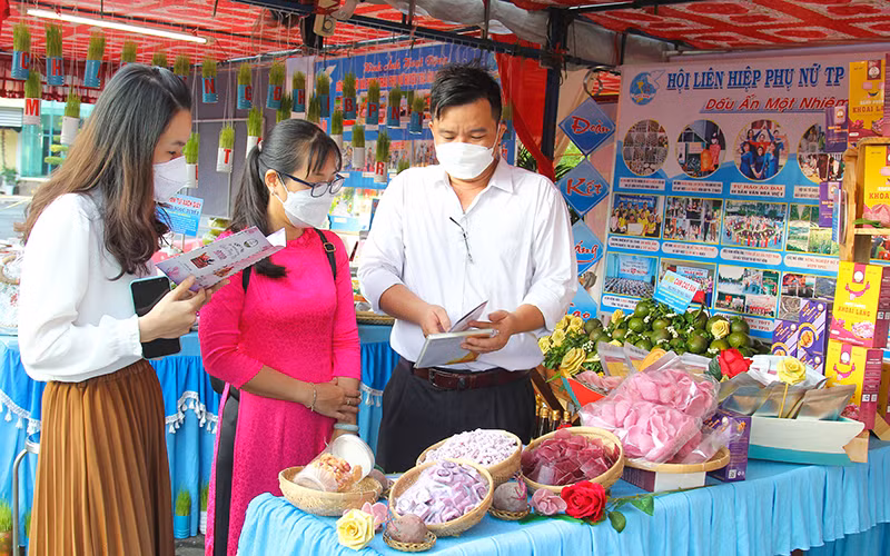 Anh Nguyễn Thanh Việt, Giám đốc Công ty TNHH một thành viên Bánh Nhật Ngọc giới thiệu sản phẩm OCOP của đơn vị mình.