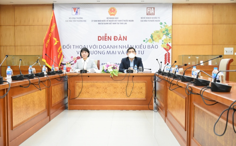 Diễn đàn đối thoại với doanh nhân kiều bào về đầu tư và thương mại.