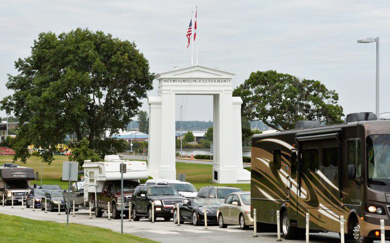 Du khách xếp hàng dài để vào Canada tại cửa khẩu biên giới Peace Arch ở Surrey, British Columbia, Canada ngày 9/8/2021. (Ảnh: REUTERS)