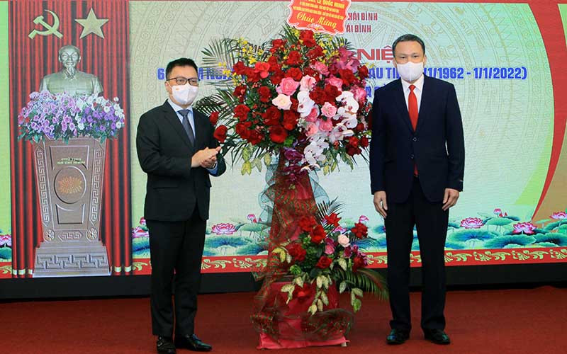 Đồng chí Lê Quốc Minh, Ủy viên Trung ương Đảng, Tổng Biên tập Báo Nhân Dân, Phó Trưởng Ban Tuyên giáo Trung ương, Chủ tịch Hội Nhà báo Việt Nam tặng lẵng hoa chúc mừng Báo Thái Bình nhân 60 năm ngày ra số đầu.