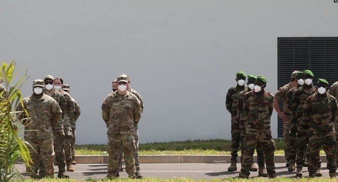 Sĩ quan và binh lính tham gia lễ khai mạc tập trận mang tên Flintlock tại Jacqueville, Côte d’Ivoire, ngày 20/2. (Nguồn: Reuters/Vietnam+)
