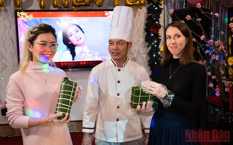 Yumzhana Daneeva và Marina Timoshchenko bên những chiếc bánh chưng đầu tiên của mình. (Ảnh: Thanh Thể)