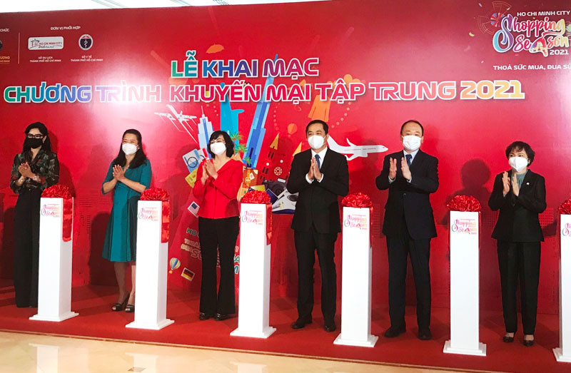 Đại diện UBND TP Hồ Chí Minh và Ban tổ chức khai mạc Chương trình khuyến mãi tập trung năm 2021. 