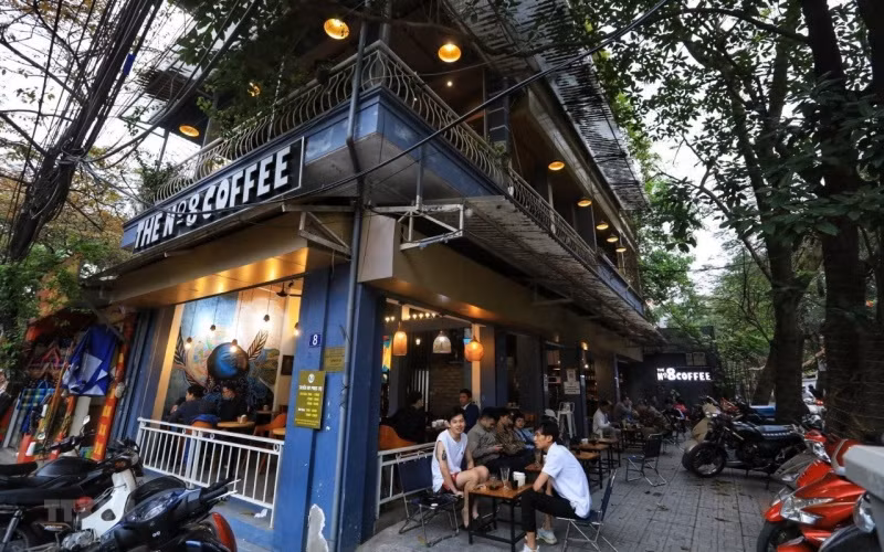 Các quán cà-phê bắt đầu hoạt động hết công suất. (Ảnh: Tuấn Anh/TTXVN)