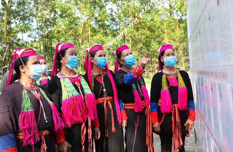 Người dân thôn Mùng, xã Dương Hưu nghiên cứu danh sách ứng cử viên trước ngày bầu cử.