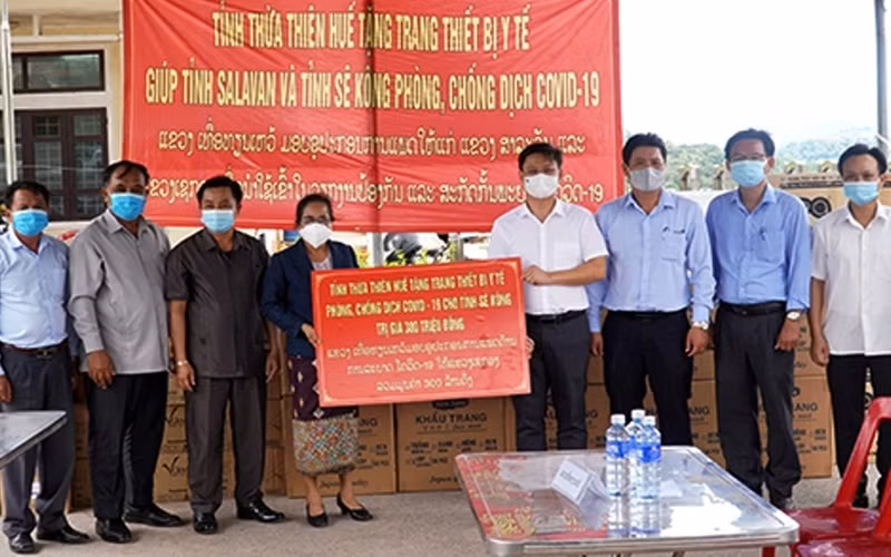 Lãnh đạo UBND tỉnh Thừa Thiên Huế trao tặng vật tư, trang thiết bị y tế cho tỉnh Sekong (Lào).