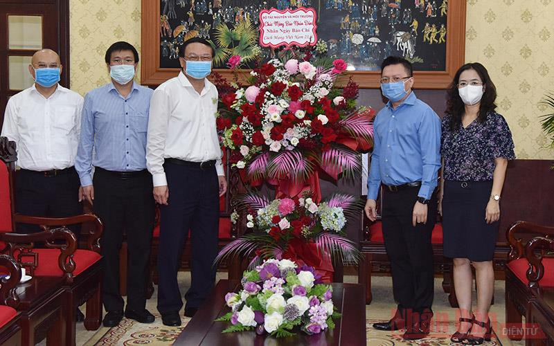Đoàn đại biểu Bộ Tài nguyên và Môi trường do Thứ trưởng Lê Công Thành dẫn đầu đã tới thăm, chúc mừng Báo Nhân Dân nhân dịp kỷ niệm 96 năm Ngày Báo chí Cách mạng Việt Nam. (Ảnh: TRẦN HẢI)
