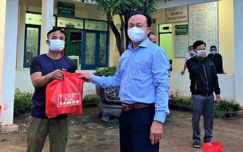 Lãnh đạo Huyện ủy Krông Pắc thăm và tặng quà cho các lao động đang cách ly tại nhà.