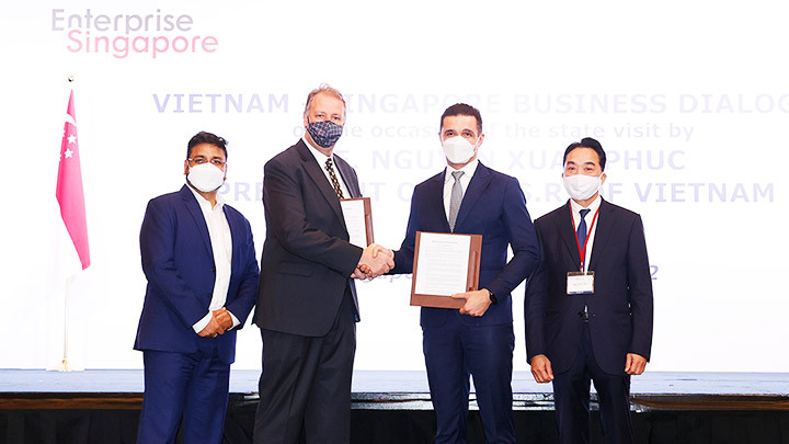 Ký kết giữa HDBank và đối tác tại Singapore.