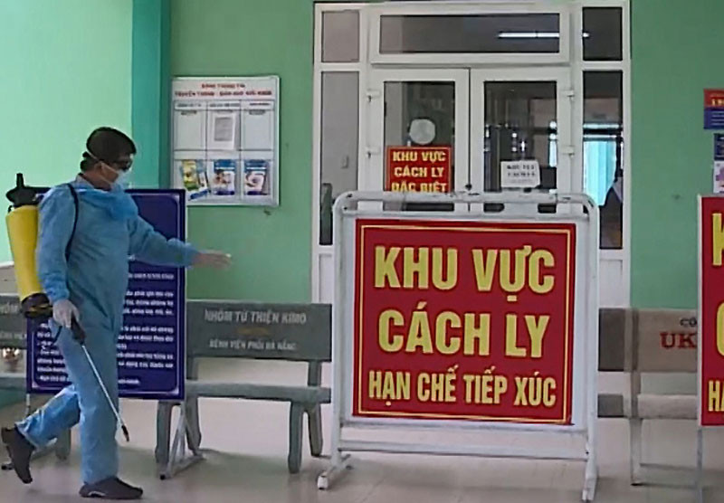 Ngành y tế Hội An phun thuốc xử lý môi trường tại cơ sở y tế.