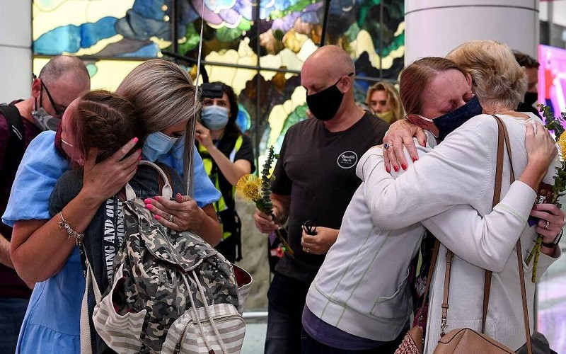 Người thân đoàn tụ tại sân bay Sydney sau khi Australia nới lỏng các hạn chế kiểm soát biên giới quốc tế lần đầu tiên trong đại dịch Covid-19 hồi đầu tháng 11. (Ảnh: Reuters)